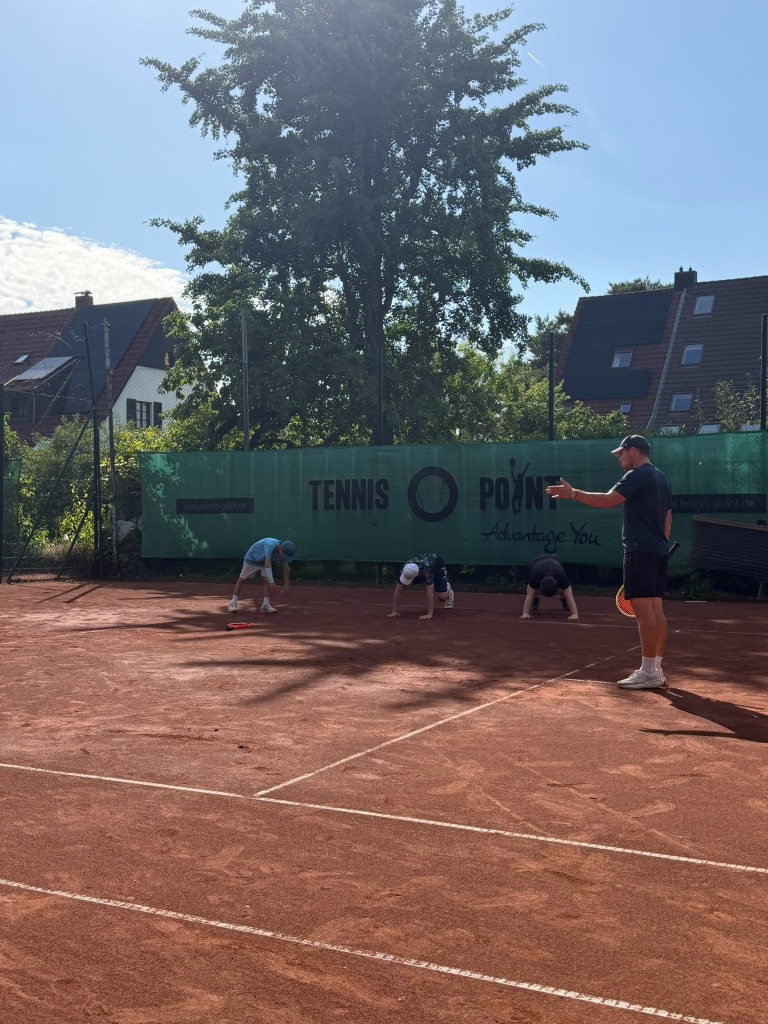 Kinder beim Athletik-Drill mit Coach im Tenniscamp