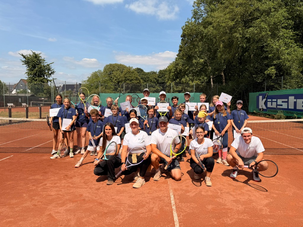 Kinder-Tenniscamp der Jan Hofer Tennisschule – große Gruppe mit Urkunden auf dem Platz
