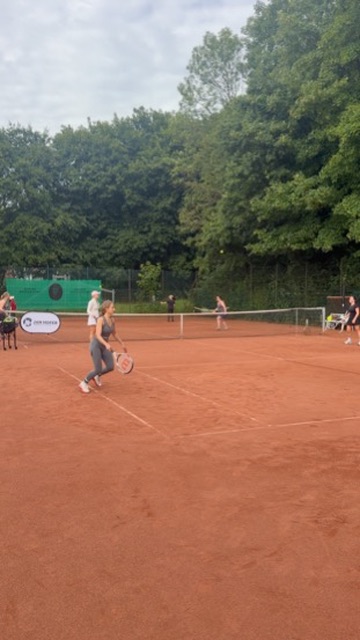 Spielerin sprintet beim Training über den Sandplatz