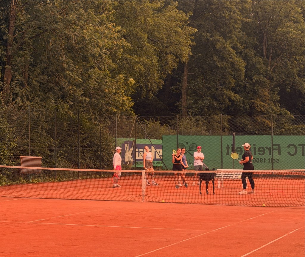 Coach erklärt Übungen in der Erwachsenen-Trainingsgruppe