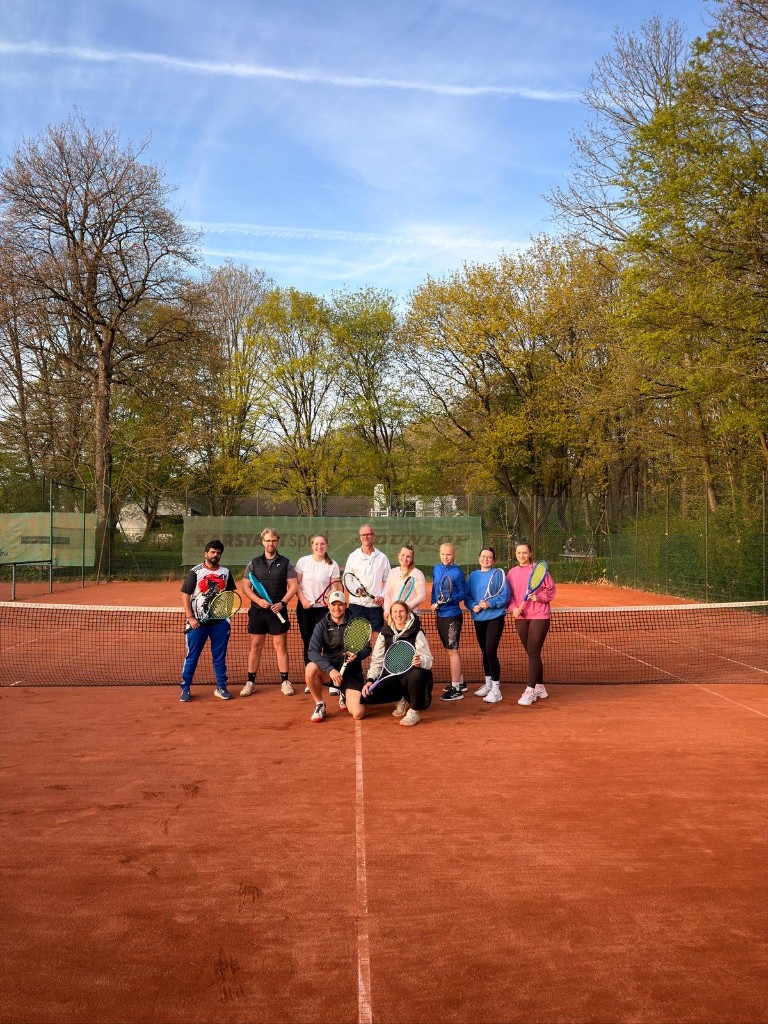 Erwachsenen-Gruppe beim Camp- oder Trainingstag