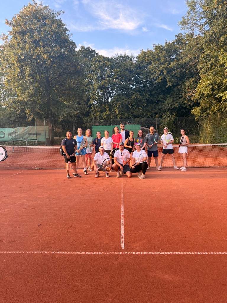 Erwachsenen-Trainingsgruppe am Netz nach der Einheit