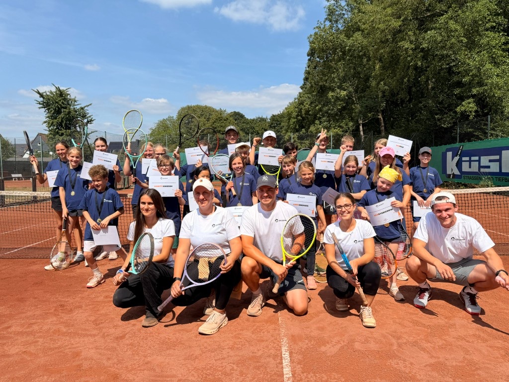 Tenniscamp der Jan Hofer Tennisschule – Kindergruppe mit Trainern, Urkunden und Medaillen auf dem Sandplatz