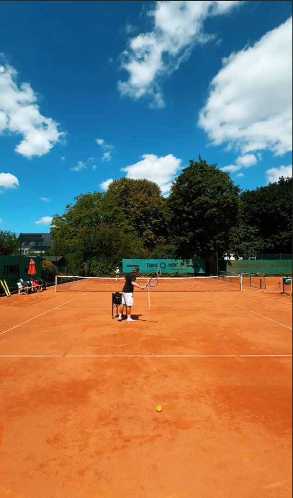 Tennistraining auf dem Sandplatz – Tenniscamps der Jan Hofer Tennisschule in Düsseldorf
