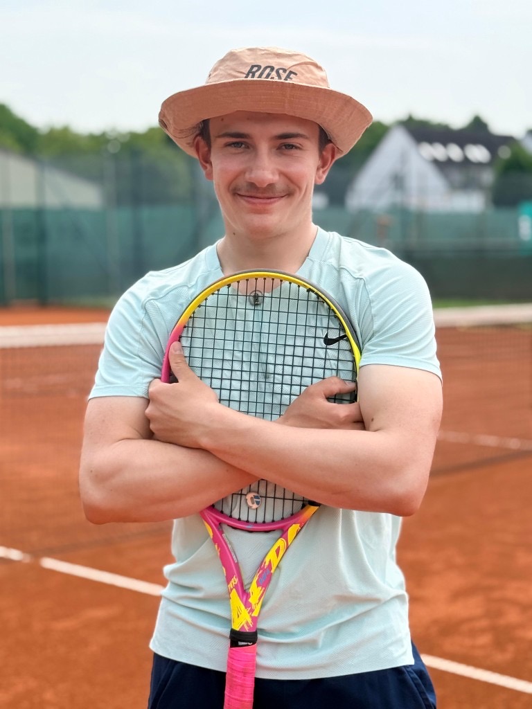 Anton, Tennistrainer auf Sandplatz mit Tennisschläger – Jan Hofer Tennisschule