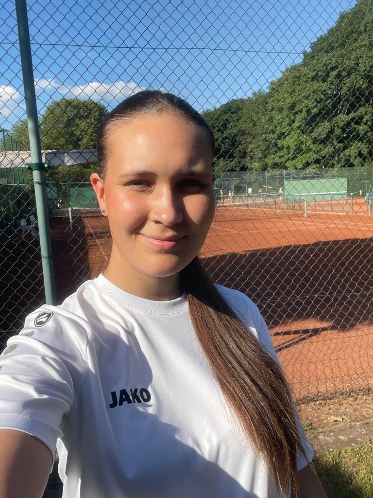 Charlotte – Jugendtrainerin der Jan Hofer Tennisschule auf dem Tennisplatz