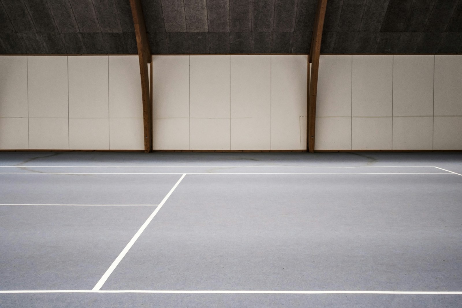 Leerer Hallen-Tennisplatz mit Linien und Beleuchtung – Wintersaison Hallentraining